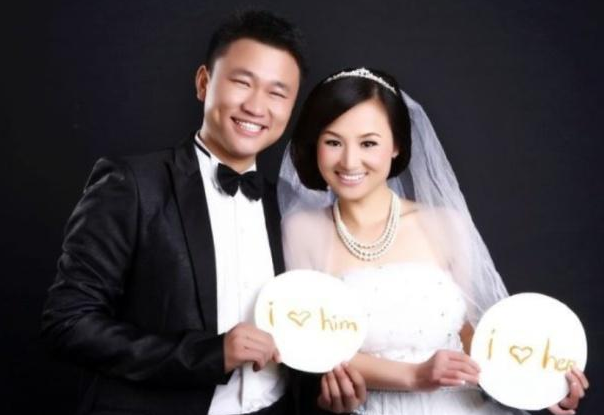 在央视舞台站了24年,人称"气象一姐",如今被丈夫宠成公主