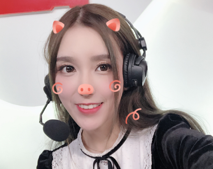 lol:rita搭档致幻解说比赛,一字露肩装看呆粉丝,致幻表情亮了