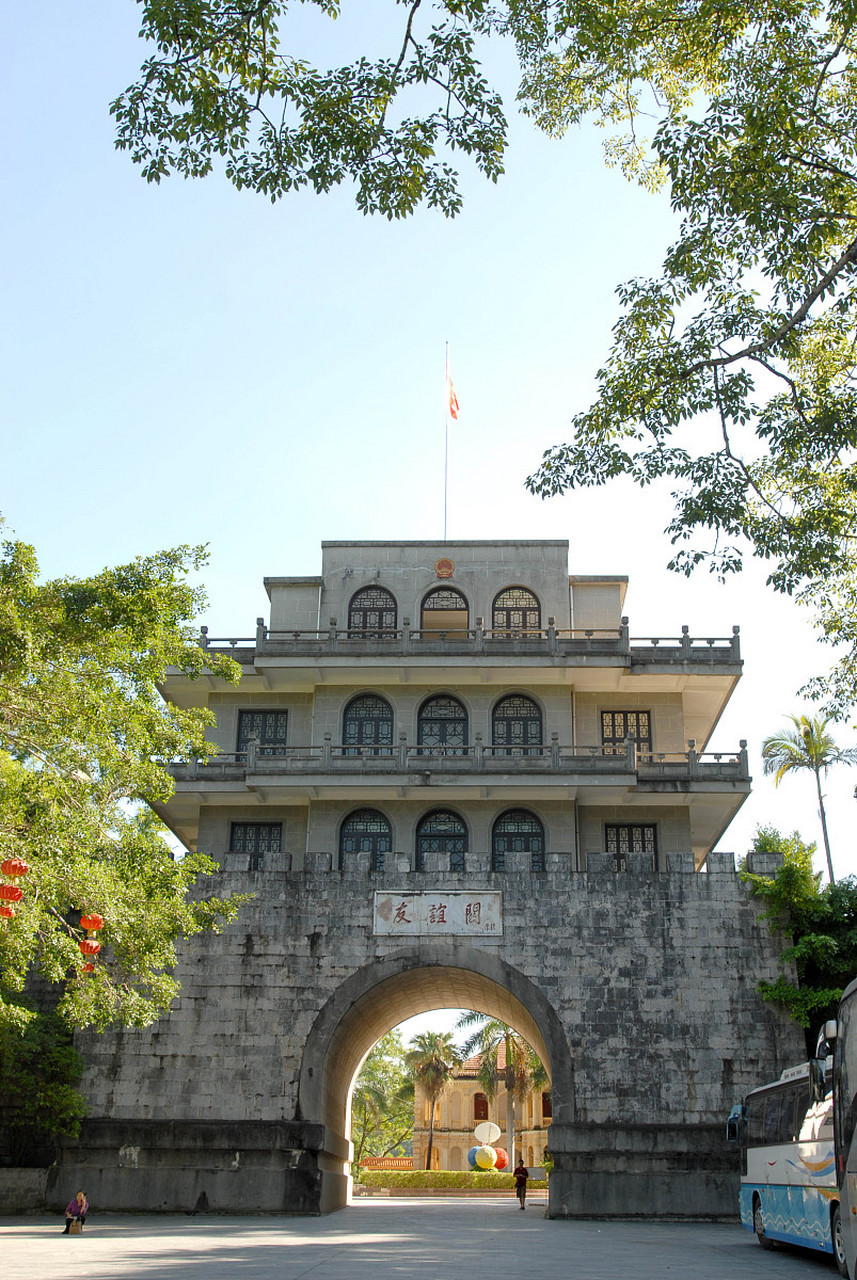 友谊关为中国十大名关,位于广西凭祥市西南端,是通往越南的重要陆路