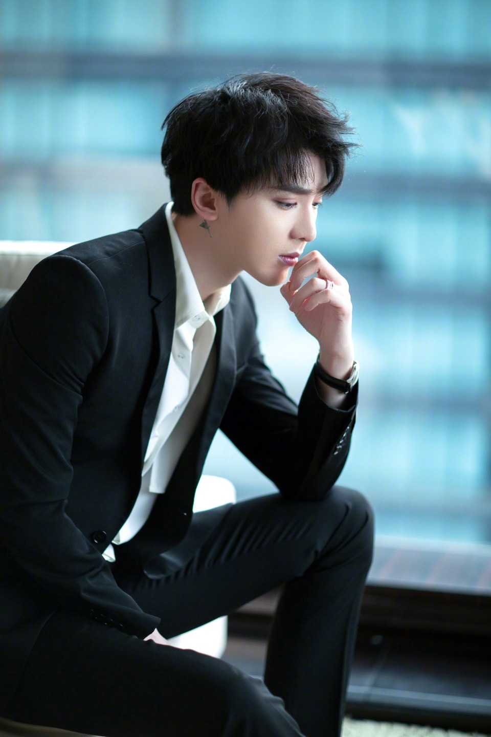 沈煜伦微博晒健身照,好身材暴露无遗,网友注意力却在他的下巴上