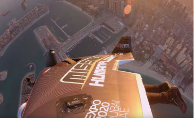 科幻大片既视感!发明家穿上喷气背包在迪拜上空飞行