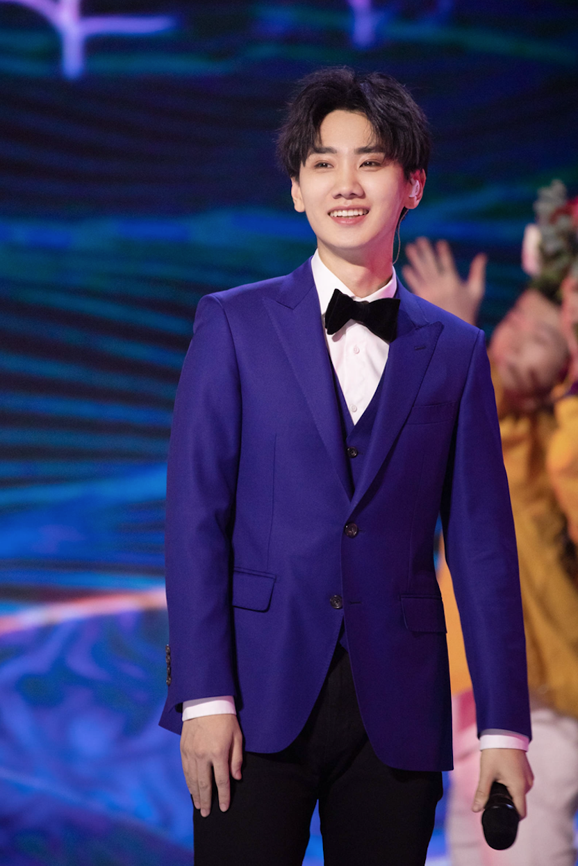 还附上一张入群的照片,照片中是汪苏泷进群的介绍:大家好我也是一个