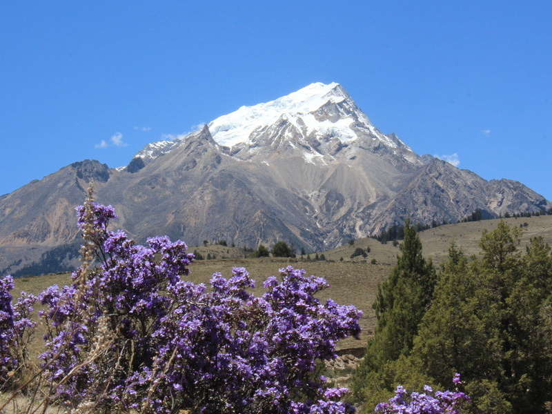 藏语名为呷玛日巴的格聂神山,景色宏伟瑰丽,你不想体验一下吗?