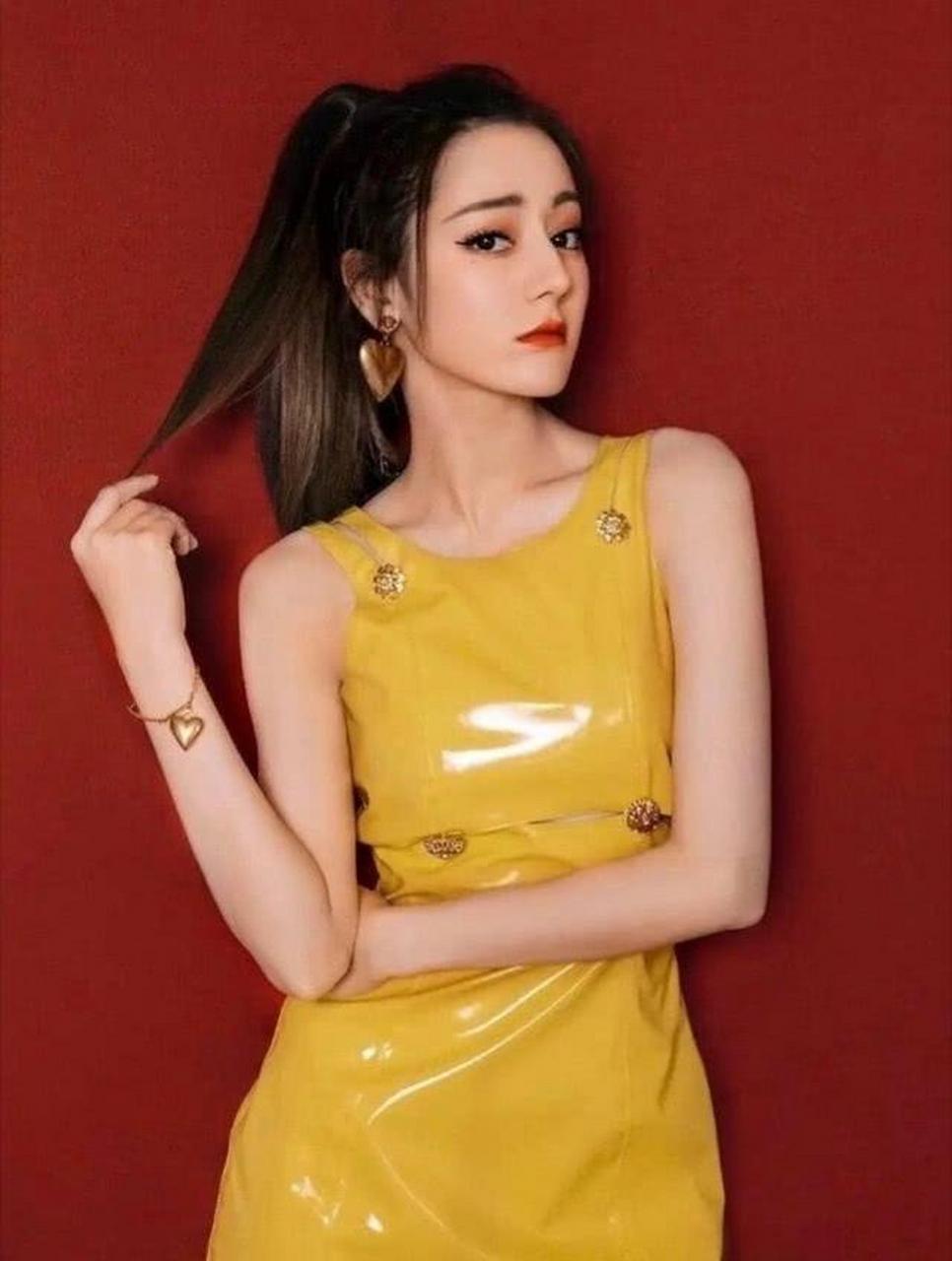 迪丽热巴的高马尾造型,显得更为干练,成熟些,笔直的长发束起来,搭配一