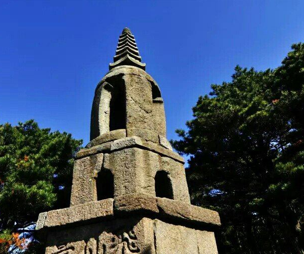 流霞台又称浏霞台,位于三清山梯云岭景区中心,值得一去