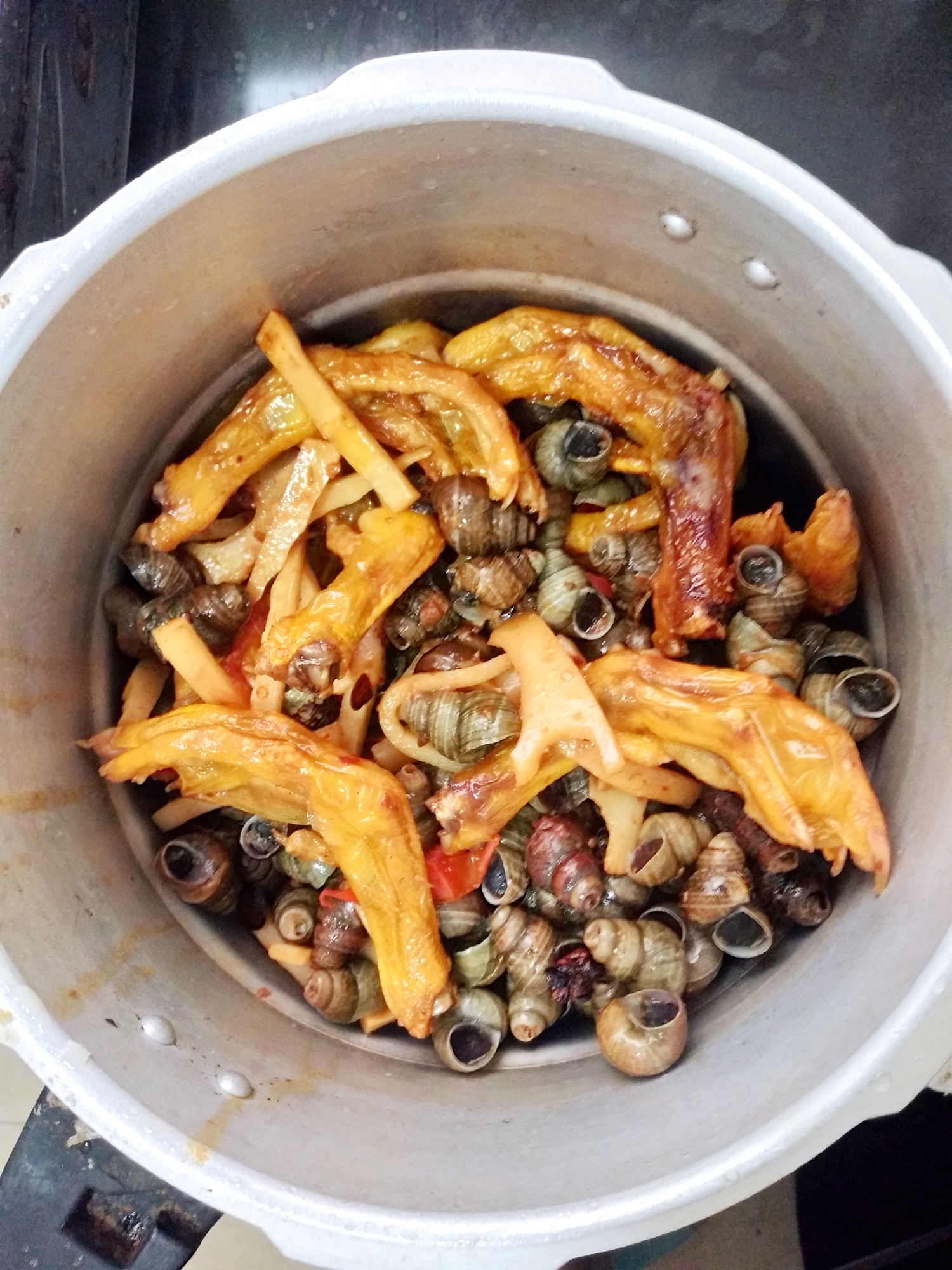 一道软糯可口,口齿留香的螺蛳鸭脚煲