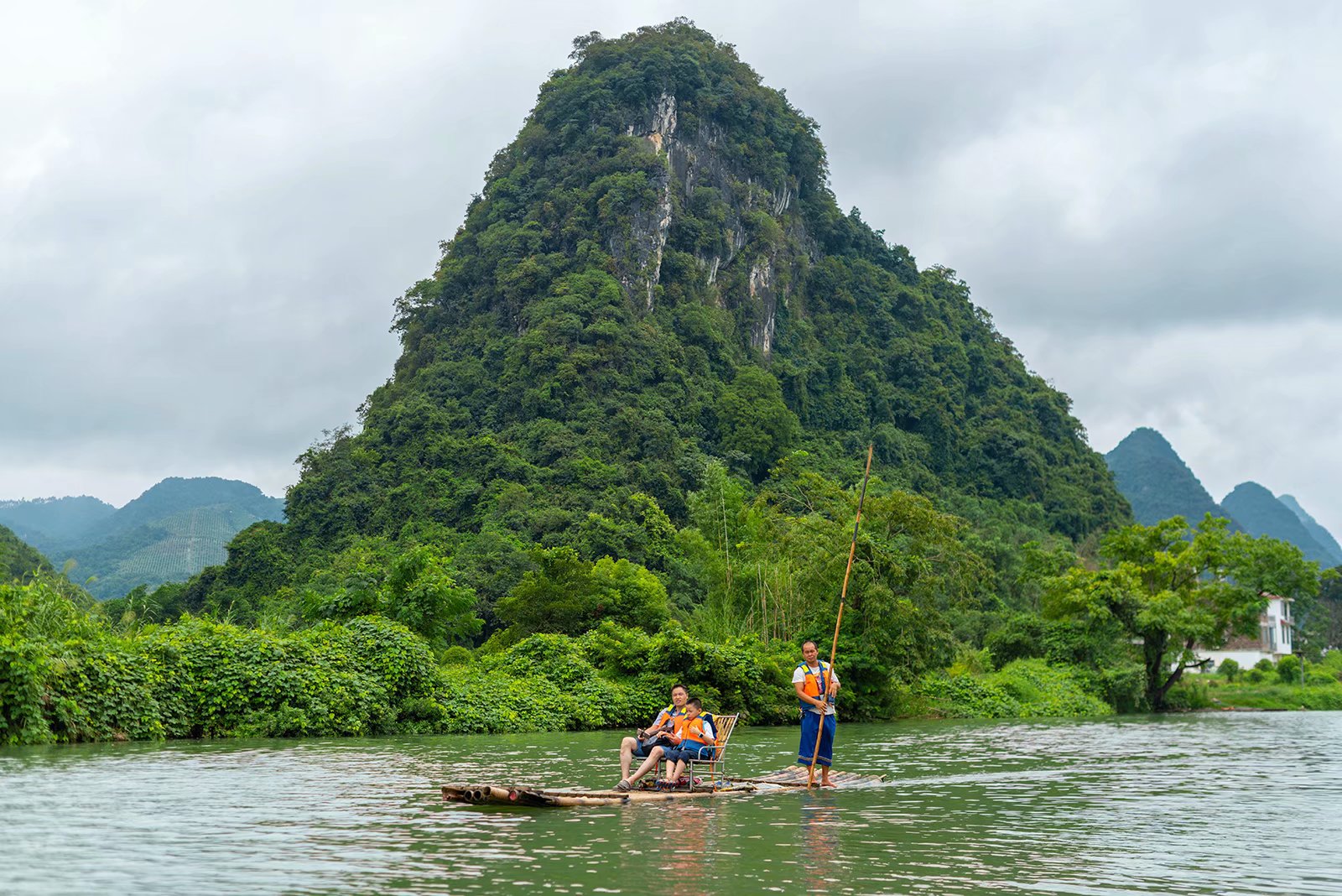 来桂林去过,遇龙河漂流,才知知道为何,阳朔山水甲桂林