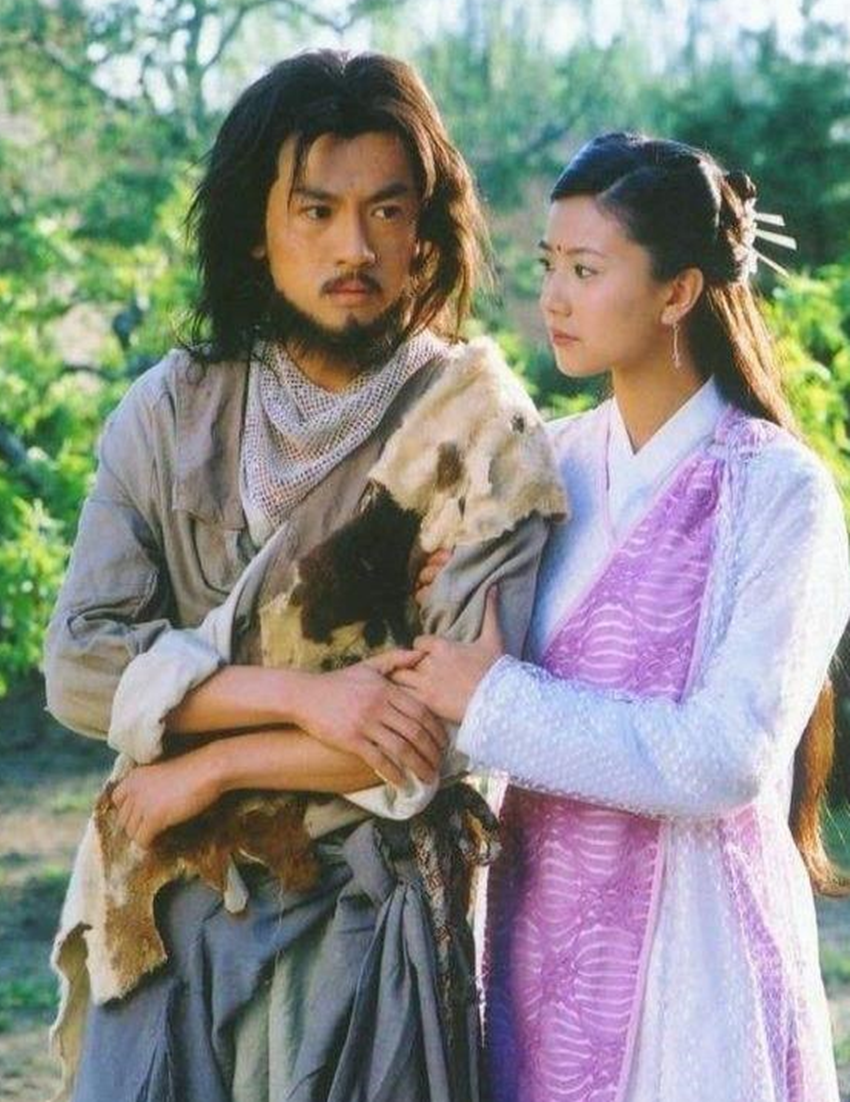 【03版《倚天屠龙记》幕后照,苏有朋左拥右抱,最后一张已成经典】图二