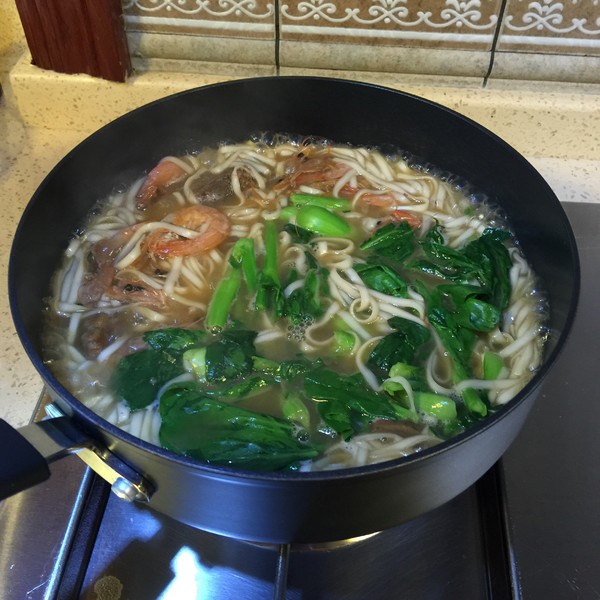 "面条"下锅用冷水还是热水?很多人做错了,难怪面条糊在一起