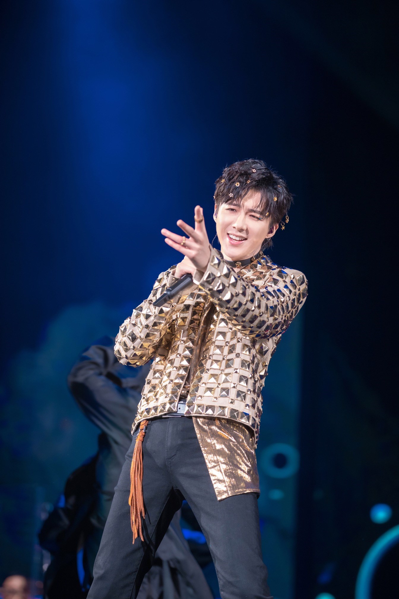 摩登兄弟巡演上海开唱 刘宇宁婚纱裙首秀回馈粉丝