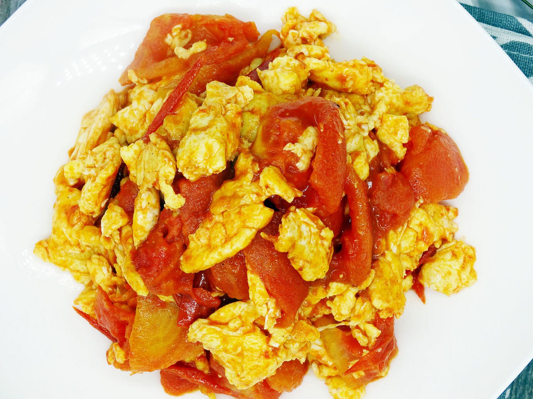 亲爱的朋友们,今天我来教大家一道家常菜——西红柿炒鸡蛋!