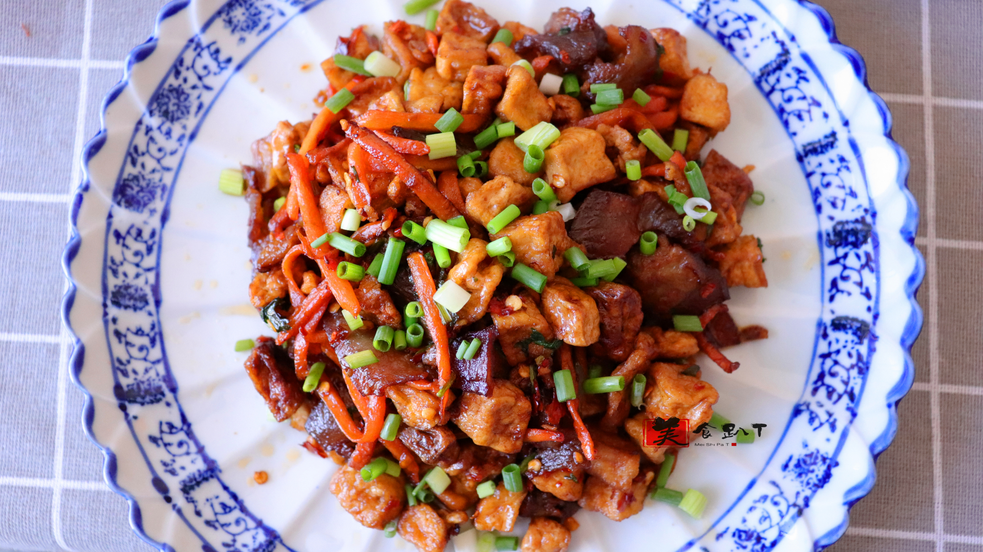 风味小炒吃不腻的私房菜,豆腐改刀切小块炒起来,又多一道下饭菜