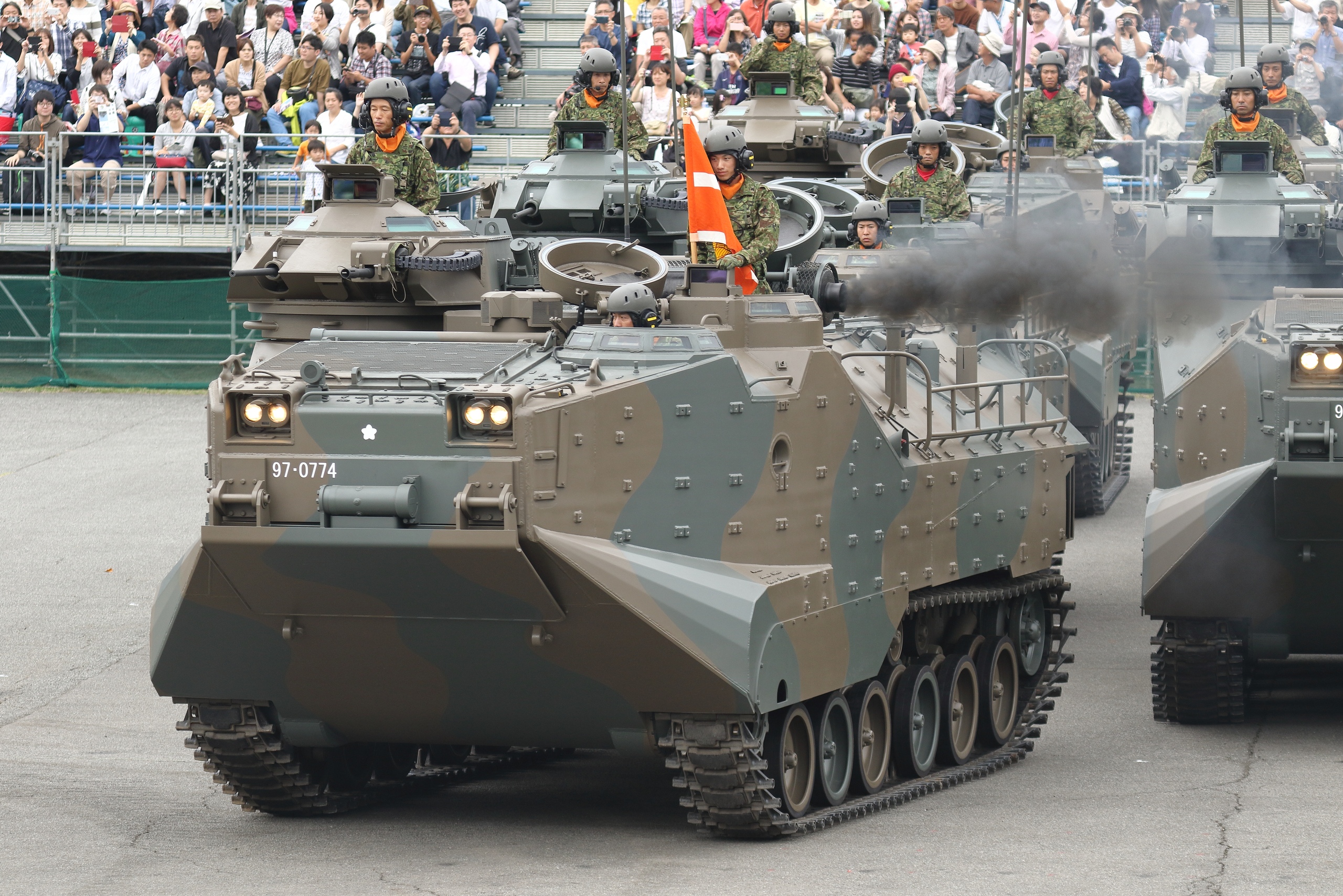 日本阅兵仪式现场,多种主战装甲车辆经过,现场浓烟滚滚!