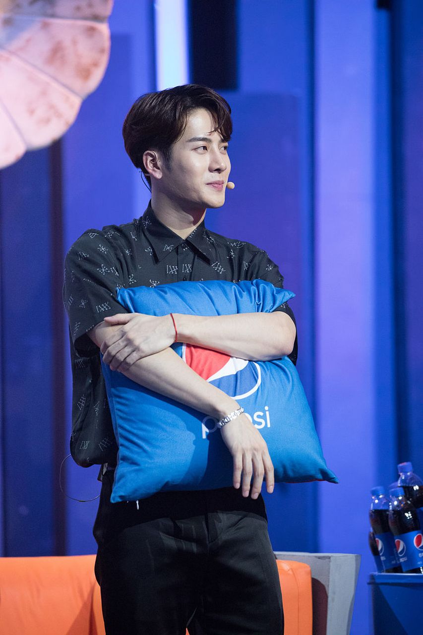 港媒爆料王嘉尔恋情瓜,爆料人展示了他手写的韩语情书,还说了一些恋情