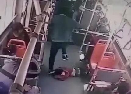 小男孩公交车上顽皮踢人三下 遭对方过肩摔后狂踩头部三脚