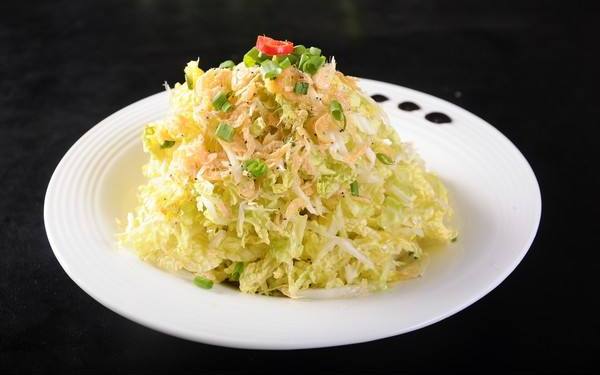 虾皮娃娃菜 首先要准备一棵娃娃菜,适量的虾皮.