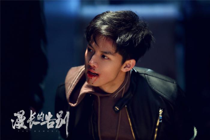 《漫长的告别》将迎大结局 周峻纬为角色练拳击