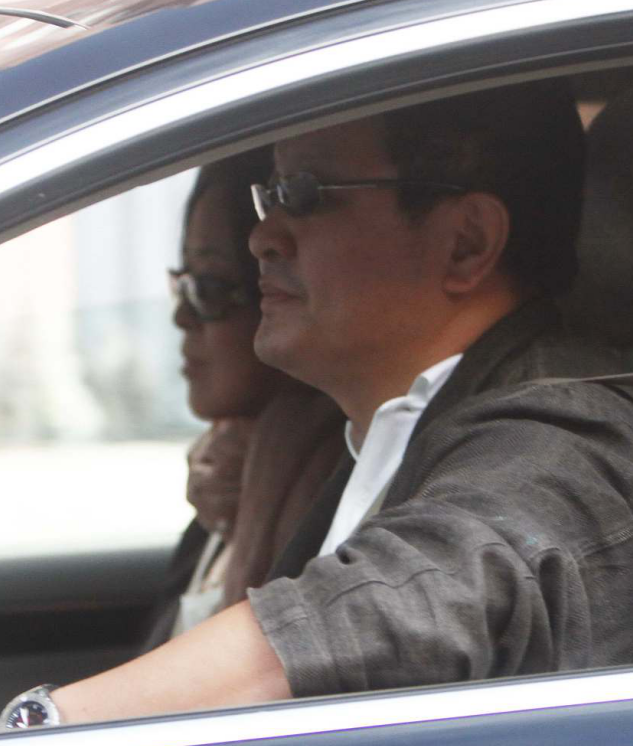 倪萍20岁儿子近照曝光 抱着86岁的姥姥笑眯了眼