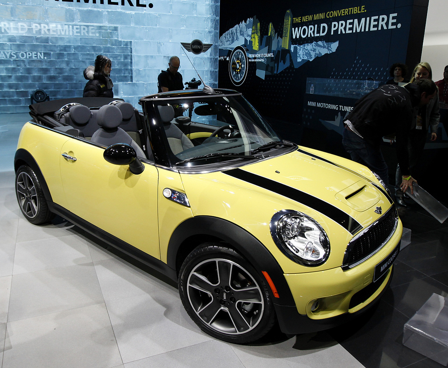 mini宝马是一款时尚的微型车品牌,售价在19.08-37.68万元之间.