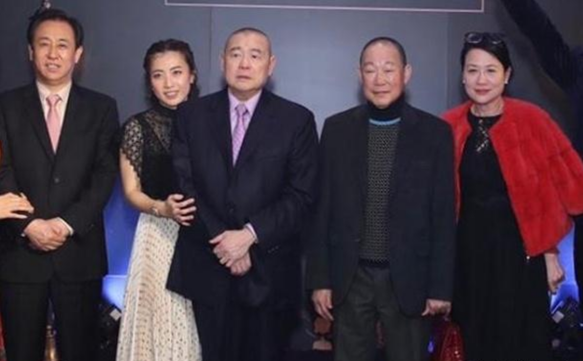 67岁刘銮雄参加许家印派对,罕见携带甘比母女,合照暴露原因