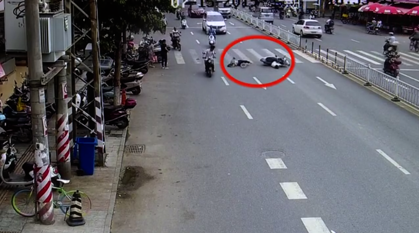 揪心!一起"低头之祸"男子骑电动车看手机 撞上行人致其死亡