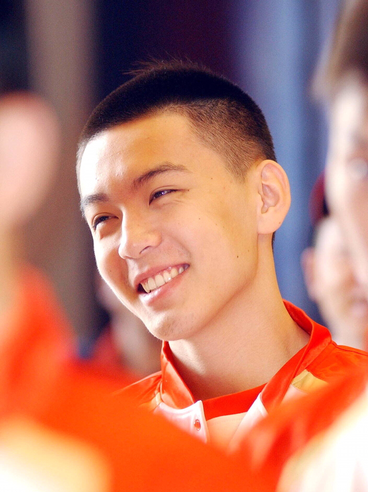 杨鸣晒爆帅写真人气赶郭艾伦,被爆青涩鲜肉照,大晚上"官宣"