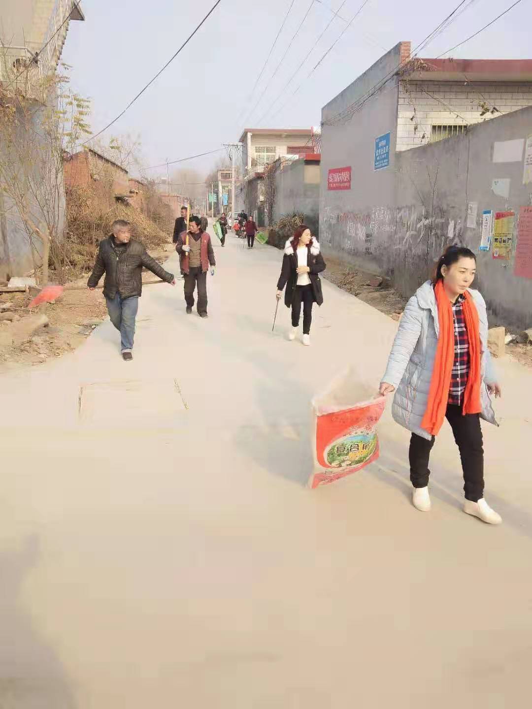 河南方城县:杨集镇吴国胜清理村巷垃圾不间断