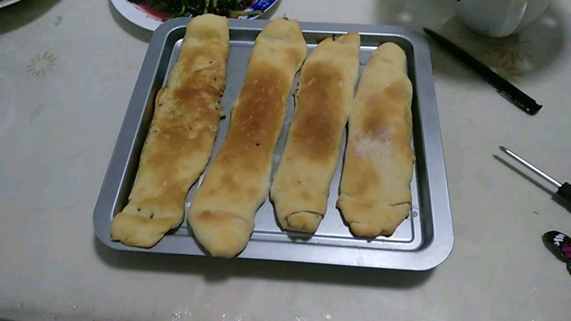 姗姗用烤箱做烧饼,记得茴香忘了芝麻,香脆好吃明天继续