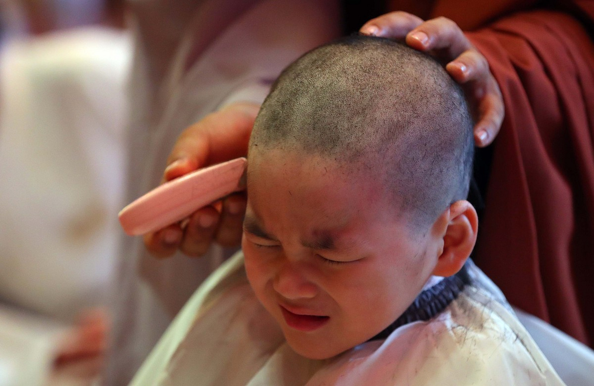 有些民间有给孩子"剃满月头"的风俗,事实上,并不建议这么做,因为