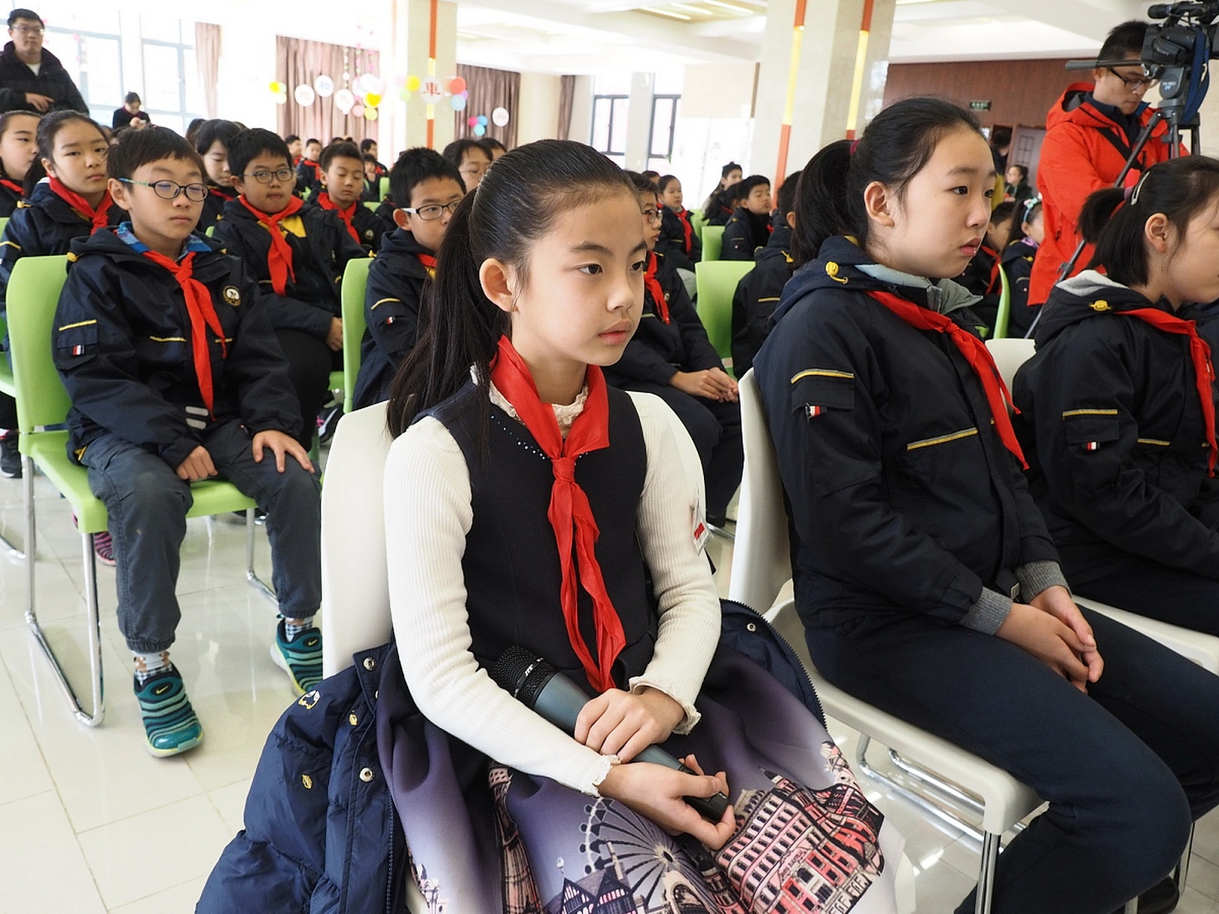 某中学教师被曝出在上课时将双手左右开弓扇学生耳光的事件引起了社会