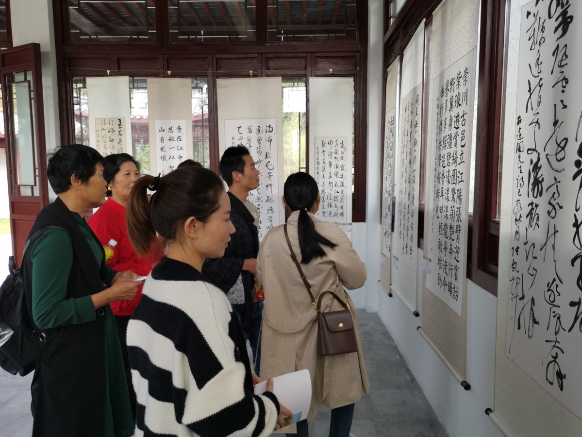南通:狼山国家森林公园举办诗词书法展 用作品宣泄对青山绿水的家乡情