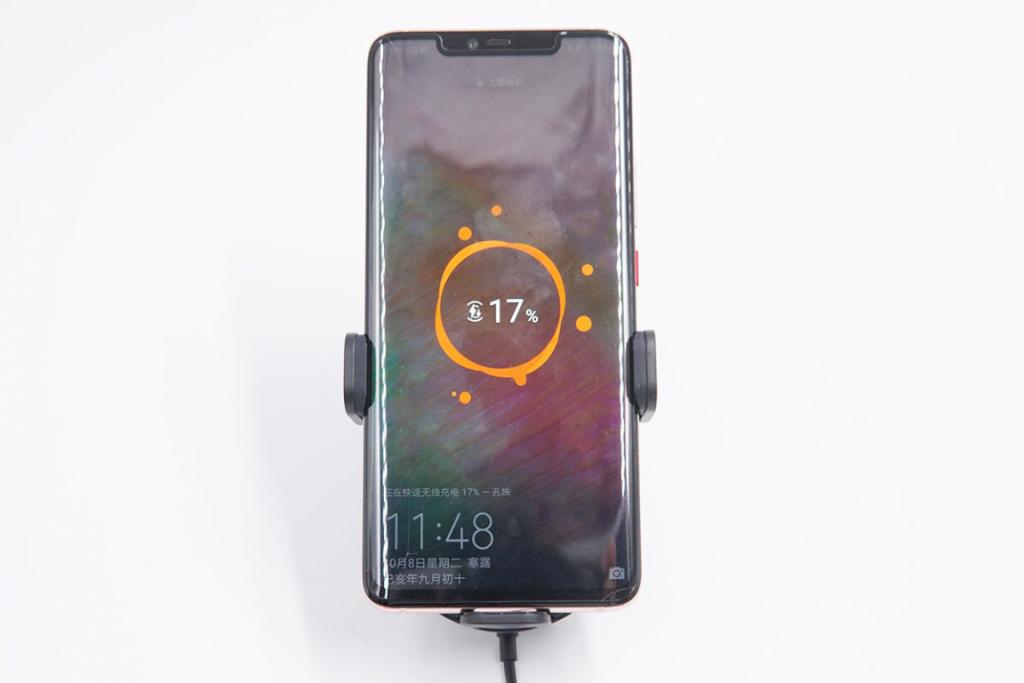 华为 p30 pro 放上之后,屏幕显示两把闪电的图标及当前电量,表示正在
