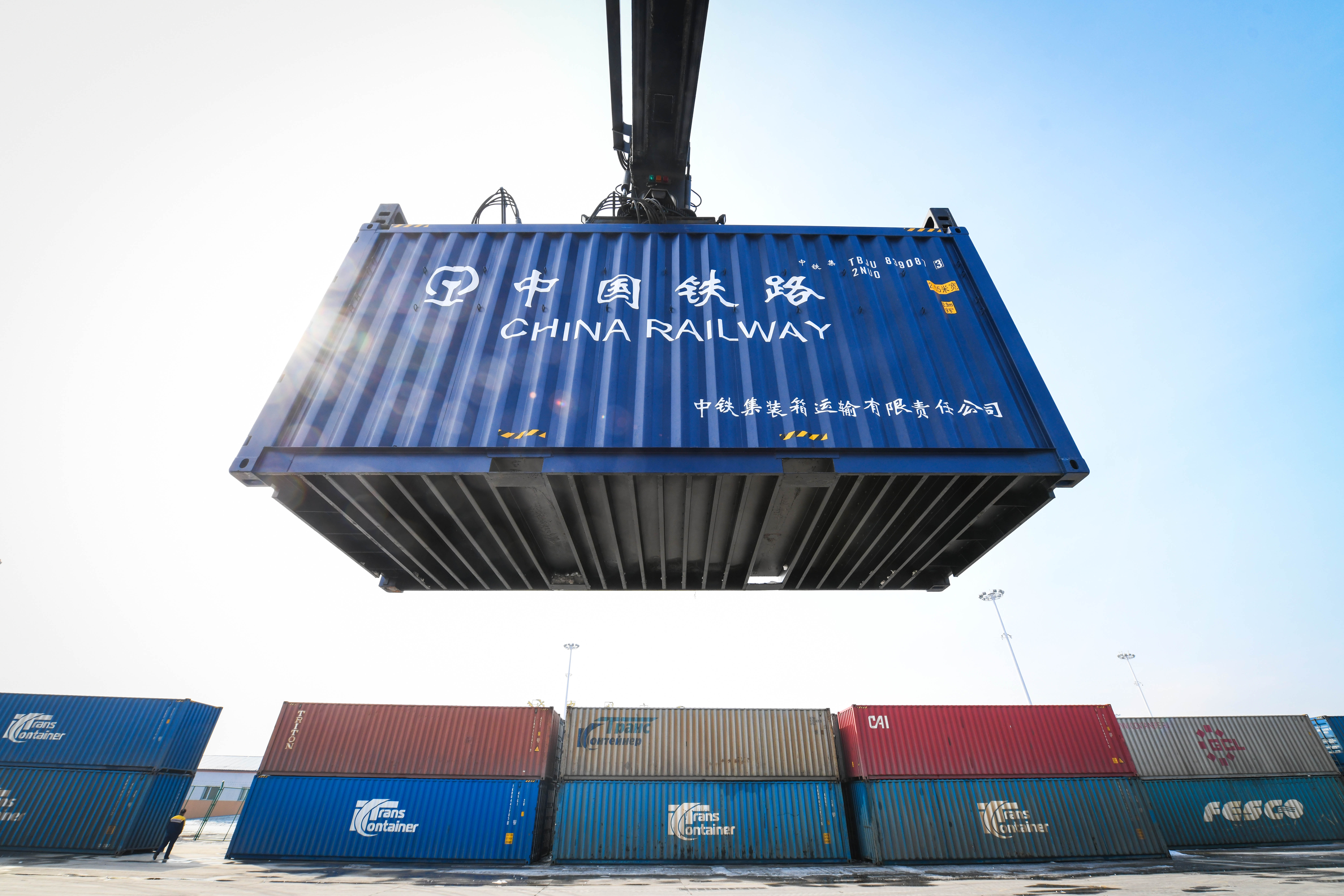 哈尔滨:铁路货运量实现恢复性增长(5)