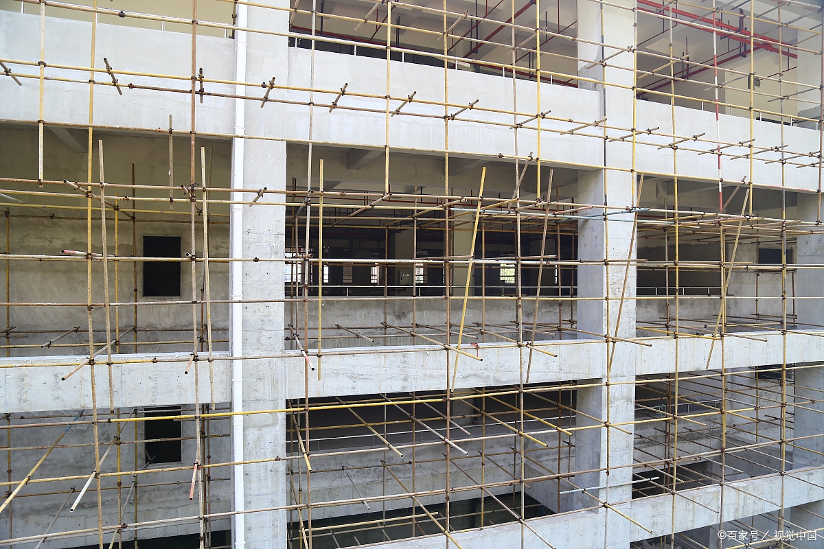 建造一栋26层楼是一项庞大的项目,需要考虑许多因素,例如建筑结构设计