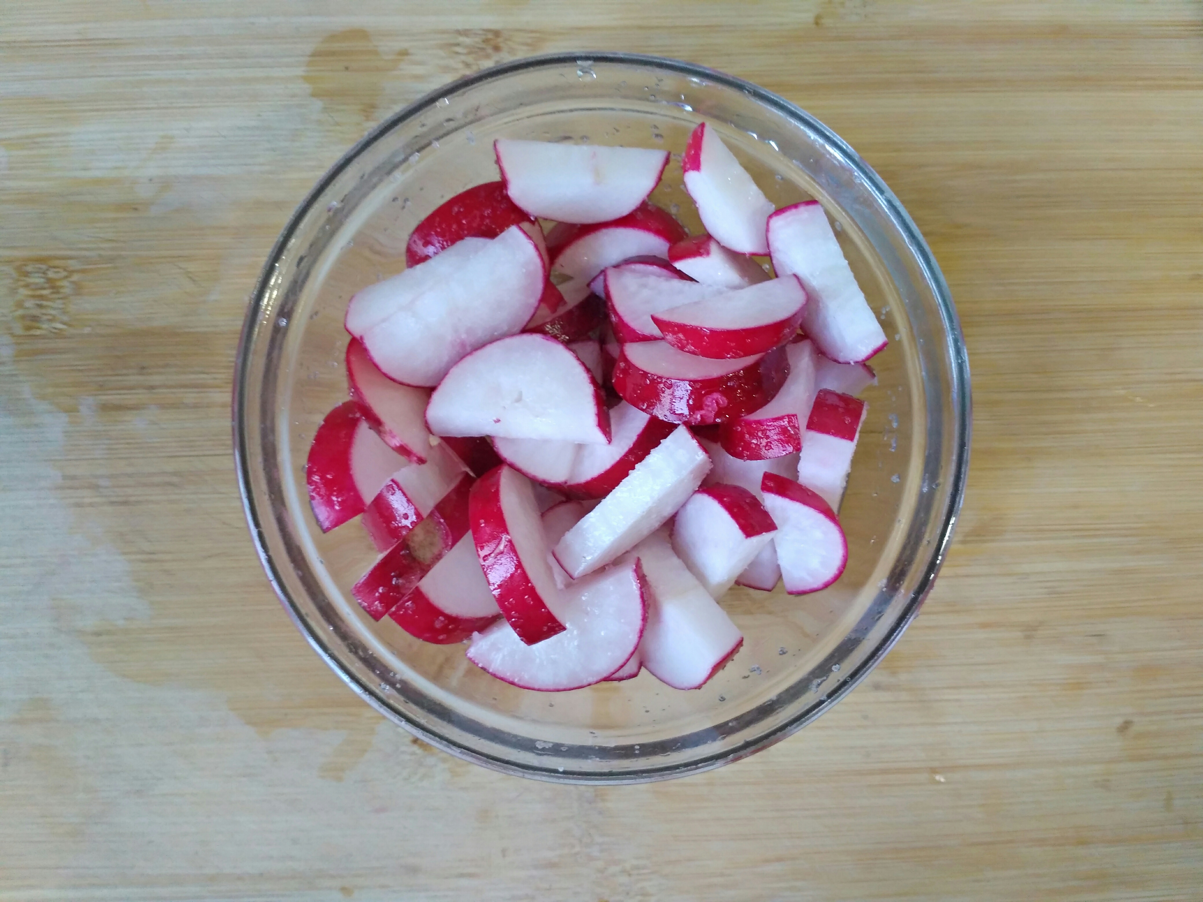 放入碗中,加两勺盐,腌渍30分钟.