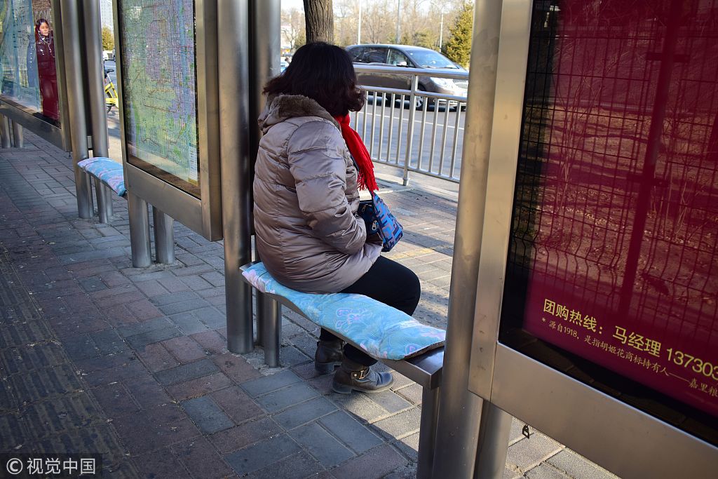 北京公交站台座位穿自制棉袄 市民冬天等车暖暖哒
