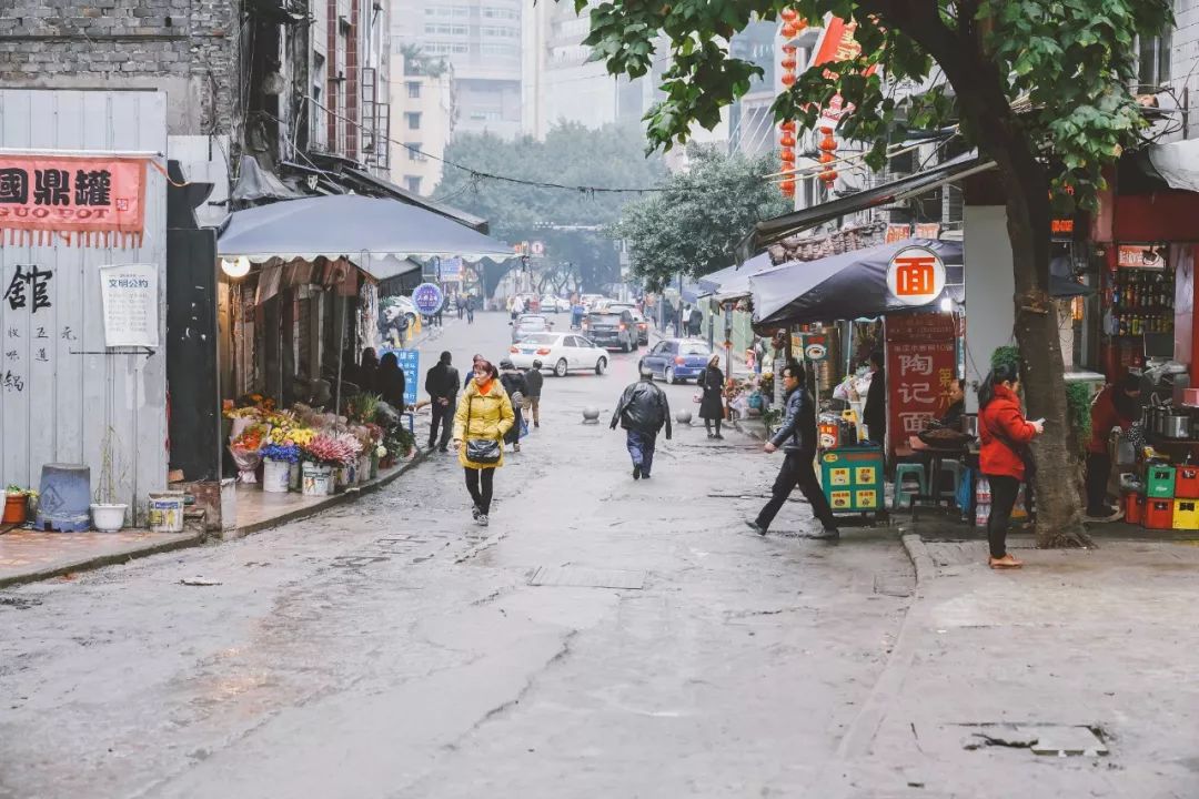 忘了十八梯!重慶解放碑還藏著一條百年老街,再不去就晚了!