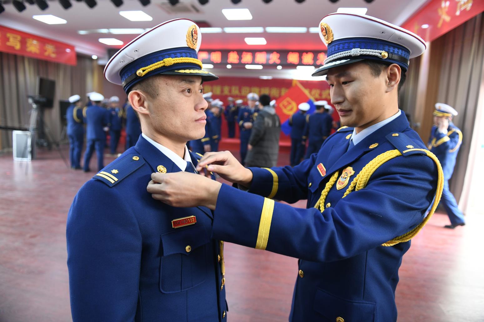 济宁消防授衔,换装,告别橄榄绿穿上火焰蓝