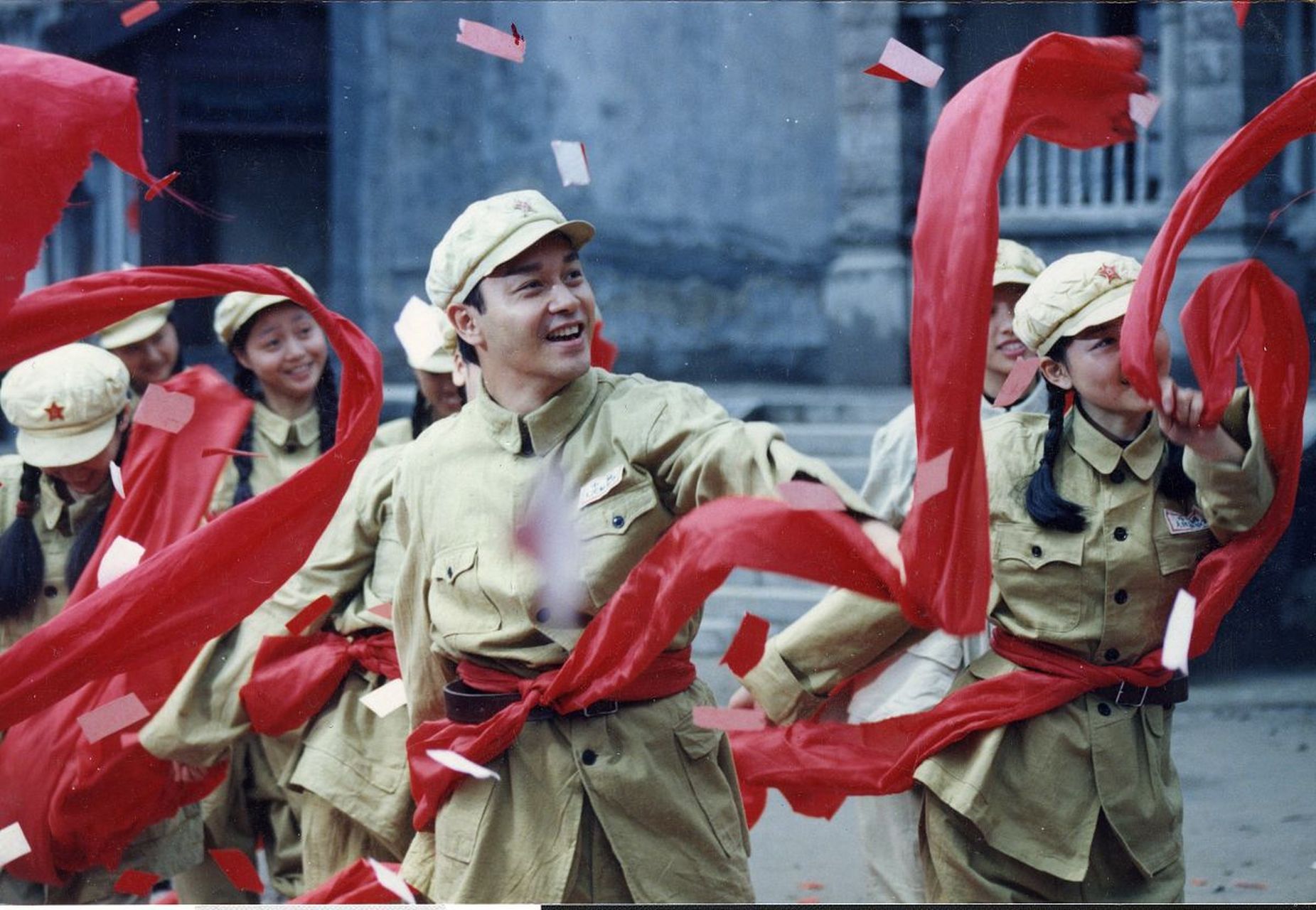 电影《红色恋人》是一部由张国荣和梅婷主演的作品,然而在当年的