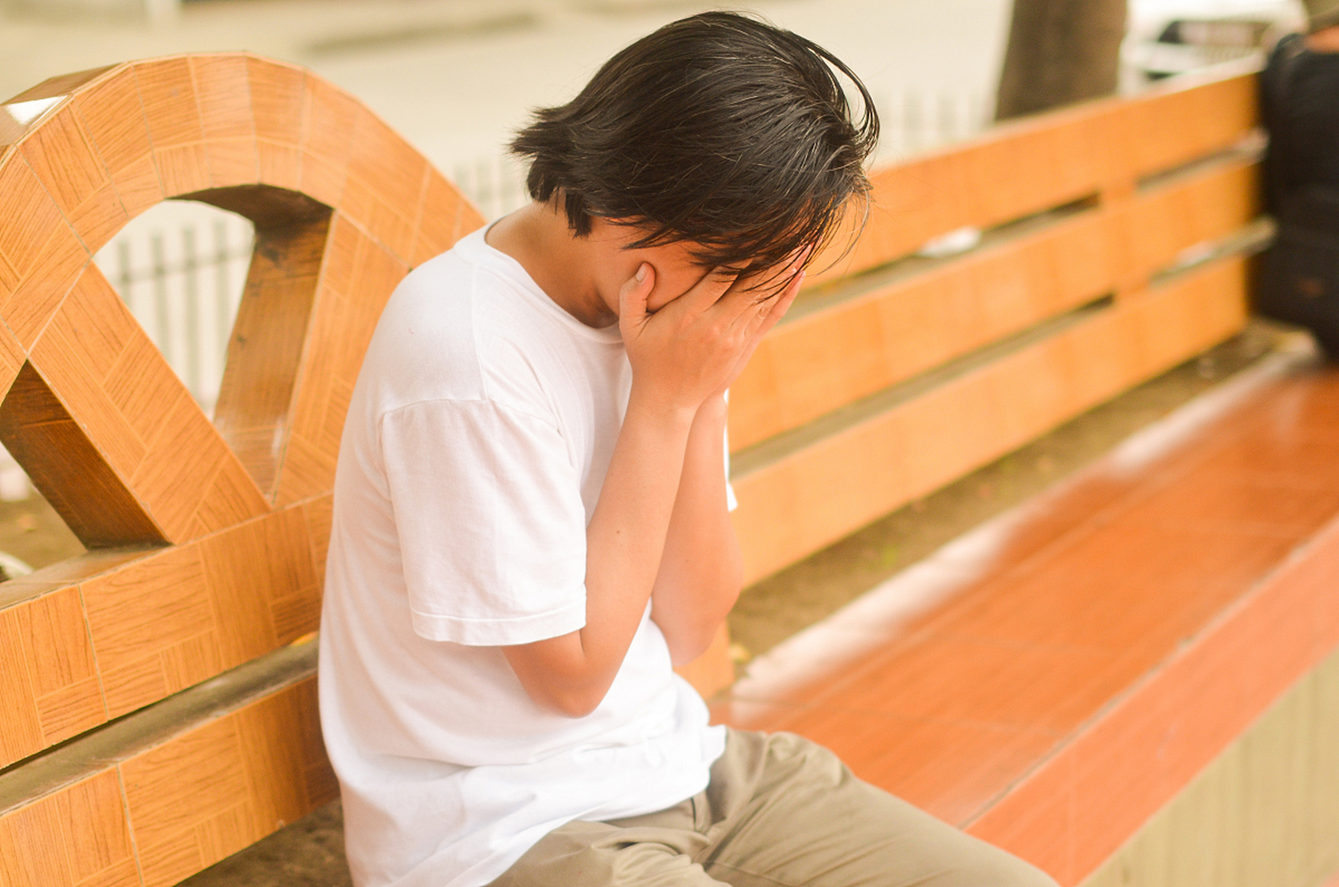 青少年抑郁最常见的症状是易怒,烦躁,发脾气,这是与成年人抑郁的最大