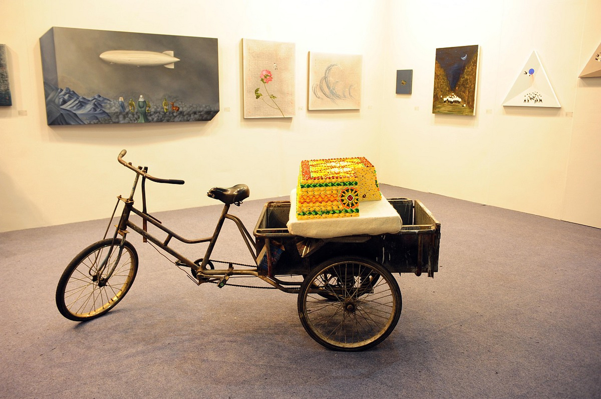 以前在火车站,汽车站,繁华路边等,经常看到有疑似新疆人卖切糕.