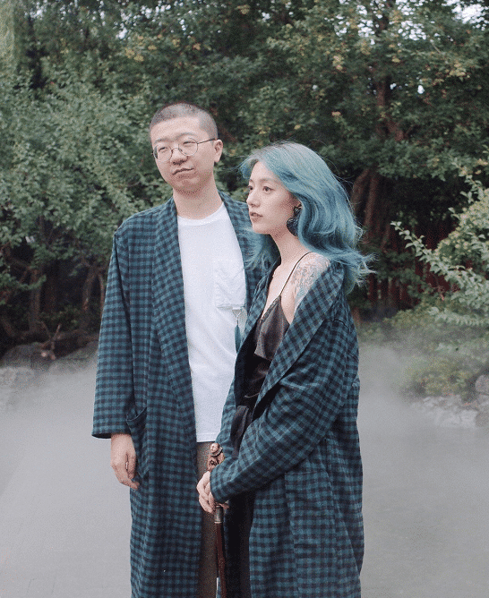 李诞夫妇罕见合体,黑尾酱染一头银发穿波点衬衣,网友:不像90后