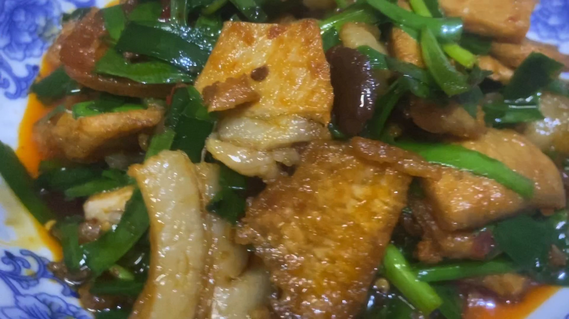 一分钟学会韭菜回锅肉,春天的韭菜最适合用来炒回锅肉,太香了