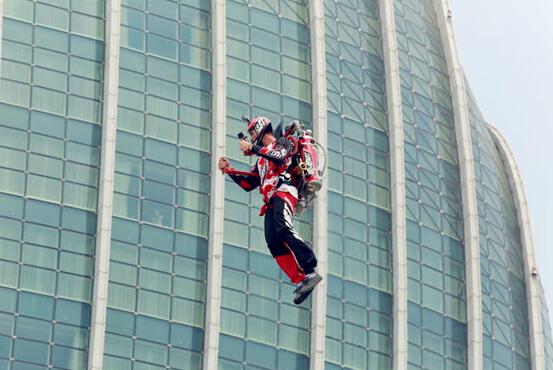 ""火箭飞行兵?士兵穿飞行背包从英国航母上起飞,飞越游艇引起欢呼""