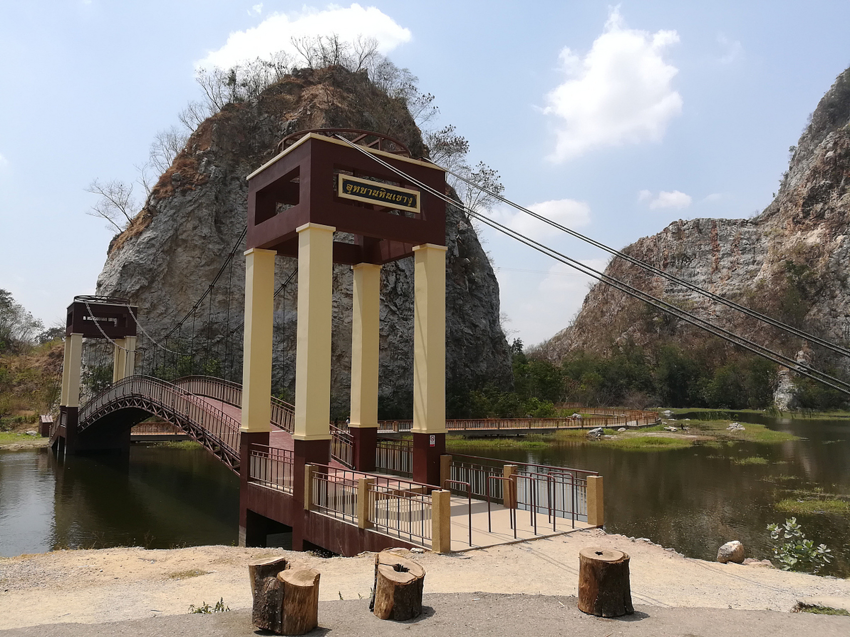 巴桃园景区传承着炎帝果园的传说,因为这里生长着大量巴核桃而得名.