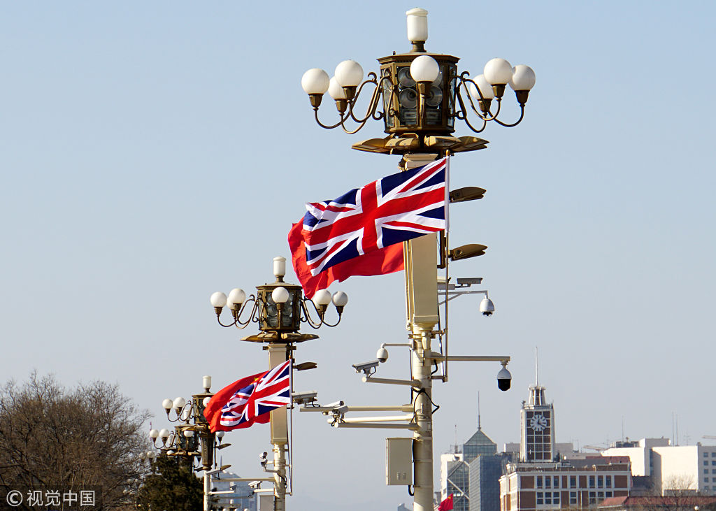 北京天安门广场悬挂中英国旗 欢迎英国首相特雷莎梅访华