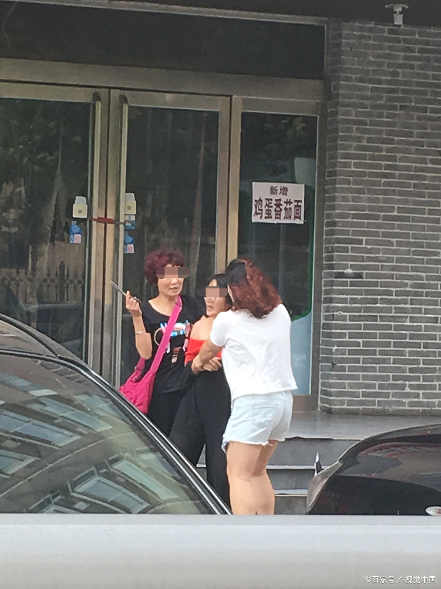 可不是嘛,在人们的观念里,小三就是那个悄悄地破坏别人家庭,抢走别人