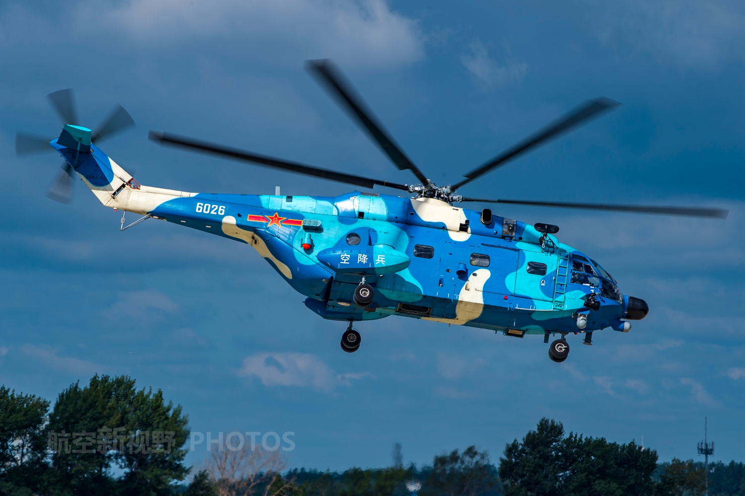直-8直升机高清图,仿制法国超黄蜂,现已成我国大型直升机主力