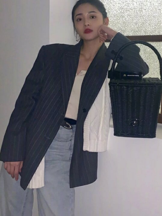 "粗脖子"周洁琼穿搭富有年代感,像香港挂历上的女明星,真复古