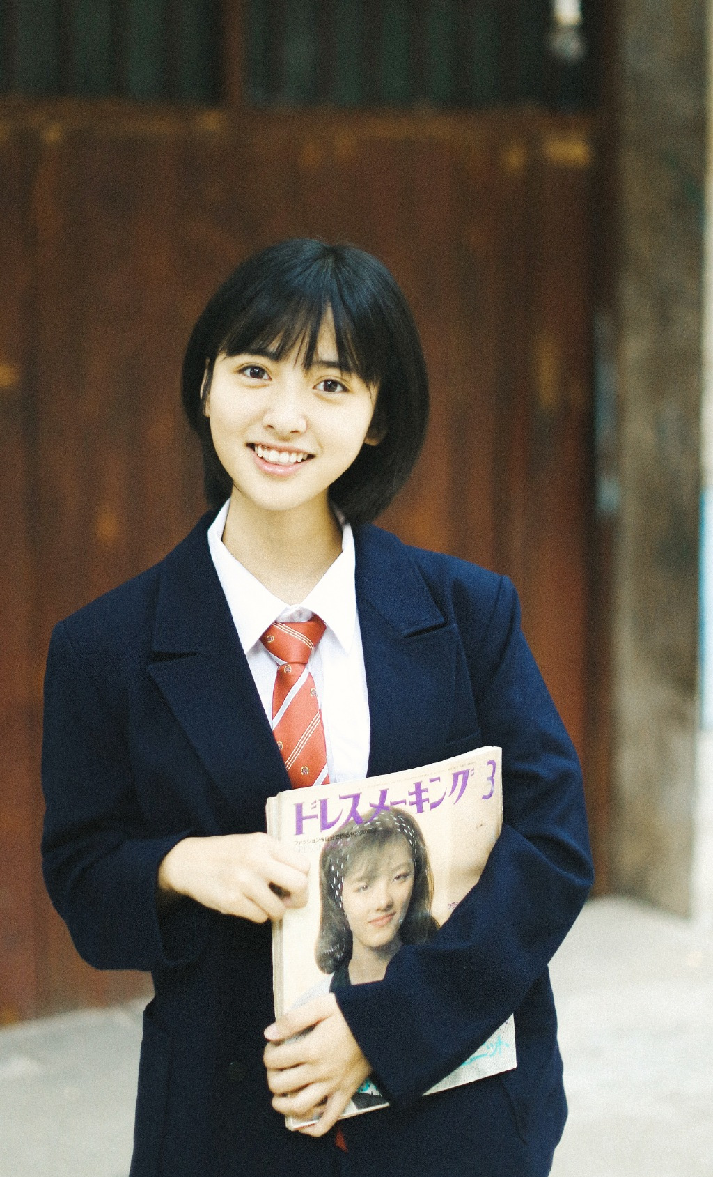 不说年龄的话沈月简直像小学生,早期写真,白衬衫丸子头俏皮可爱